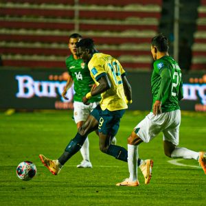 Ecuador ganó a Bolivia en un partido lleno de confusiones